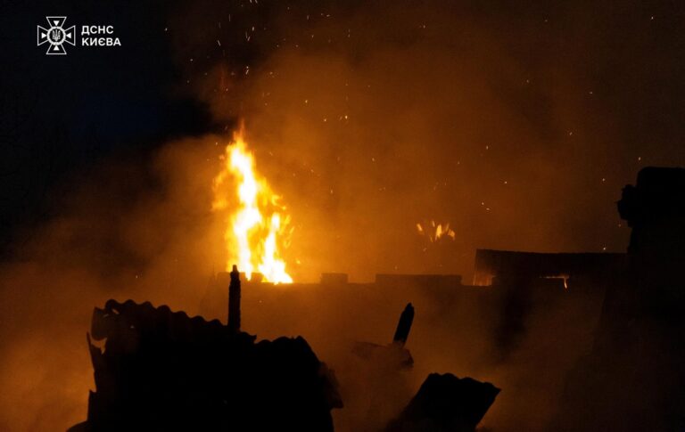 Фото для новини:У Києві пожежа охопила три будинки