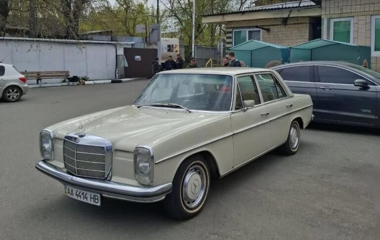 Фото для новини:У Києві засвітився Mercedes-Benz W115 1970 року в оригінальному стані