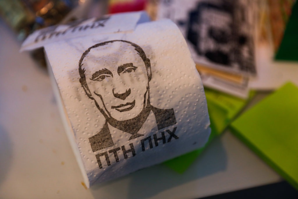 Фото для новини:У Литві на 9 травня роздавали туалетний папір із Путіним