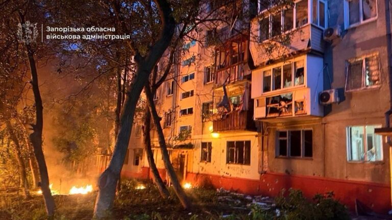 Фото для новини:У Запоріжжі через атаку БПЛА горіла п’ятиповерхівка