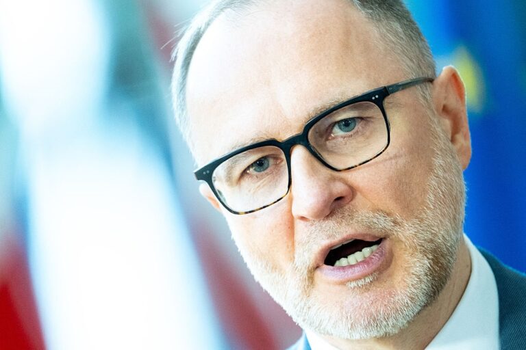 Фото для новини:Удар українських дронів: міністр оборони Латвії подав у відставку