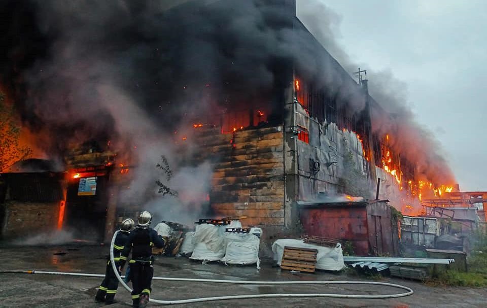 Фото для новини:В Ірпені спалахнуло промислове підприємство