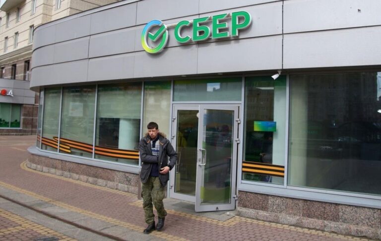 Фото для новини:Відключення інтернету: Росіяни "винесли" з банків рекордну суму грошей
