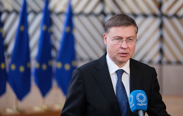 Фото для новини:Єврокомісар підписав меморандум про макрофінансову допомогу ЄС для України