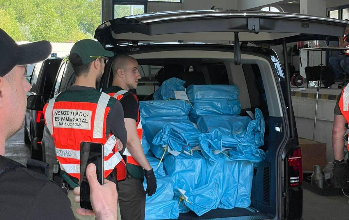 Фото для новини:З'явилося фото грошей, які Будапешт повернув Києву