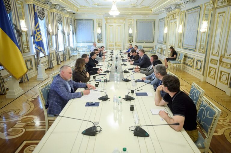 Фото для новини:Зеленський зустрівся із представниками фракції Слуга народу