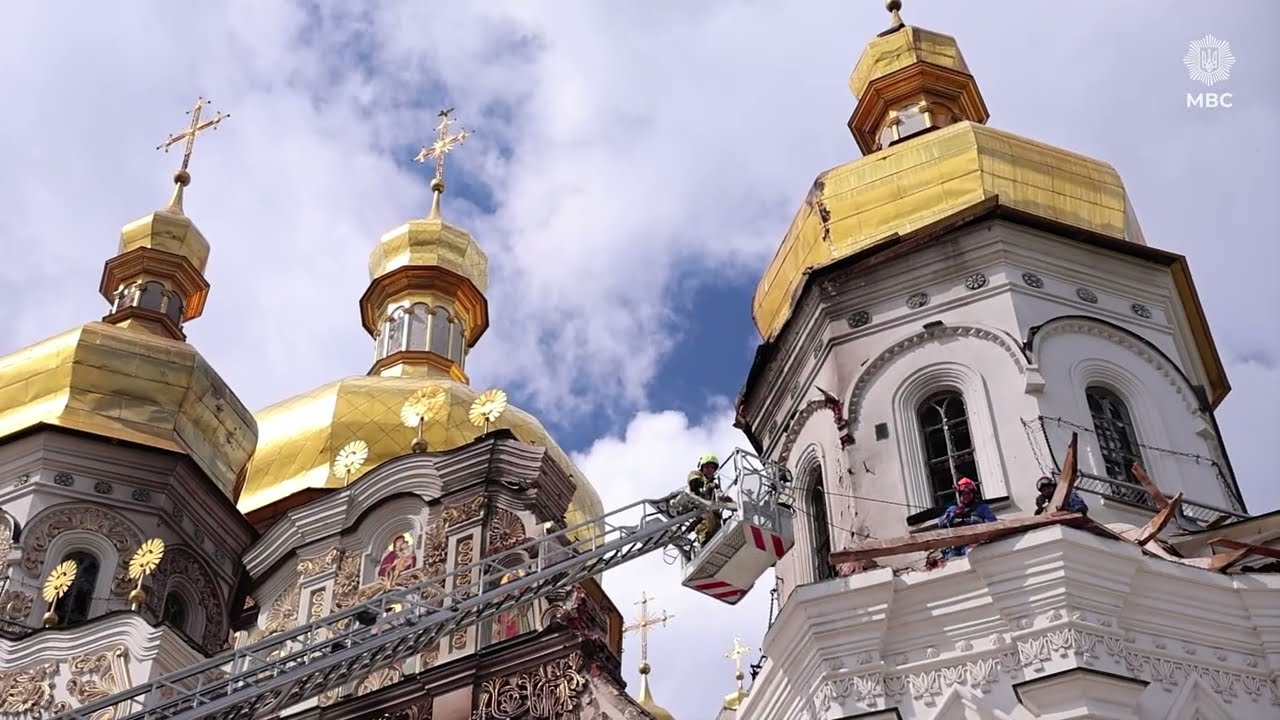 Фото для новини:Володимир Зеленський та Ігор Клименко оглянули пошкоджений вогнем Успенський собор