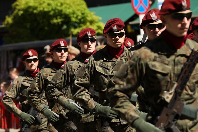 Фото для новини:Більшість поляків не готові боронити Польщу - опитування