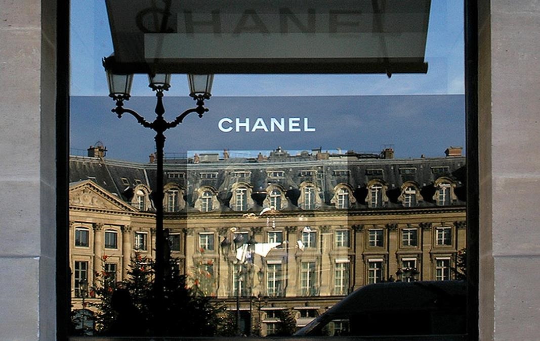 Фото для новини:CHANEL представив M&eacute;tiers d&rsquo;Art 2026: сумки у формі фруктів і тварин