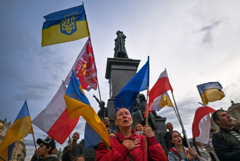 Фото для новини:Через рішення Зеленського у 52% поляків погіршилося ставлення до українців