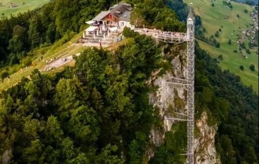 Фото для новини:До хмар за 60 секунд: у Швейцарії працює найвищий зовнішній ліфт Європи