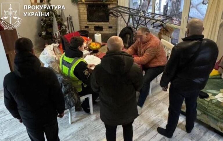 Фото для новини:Екскомандир переплатив 36,6 млн на зимових куртках і штанах для військових
