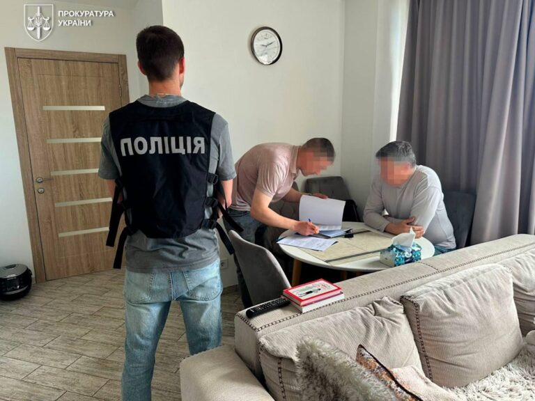 Фото для новини:Ексміністр відправляв за кордон "музичних гастролерів"