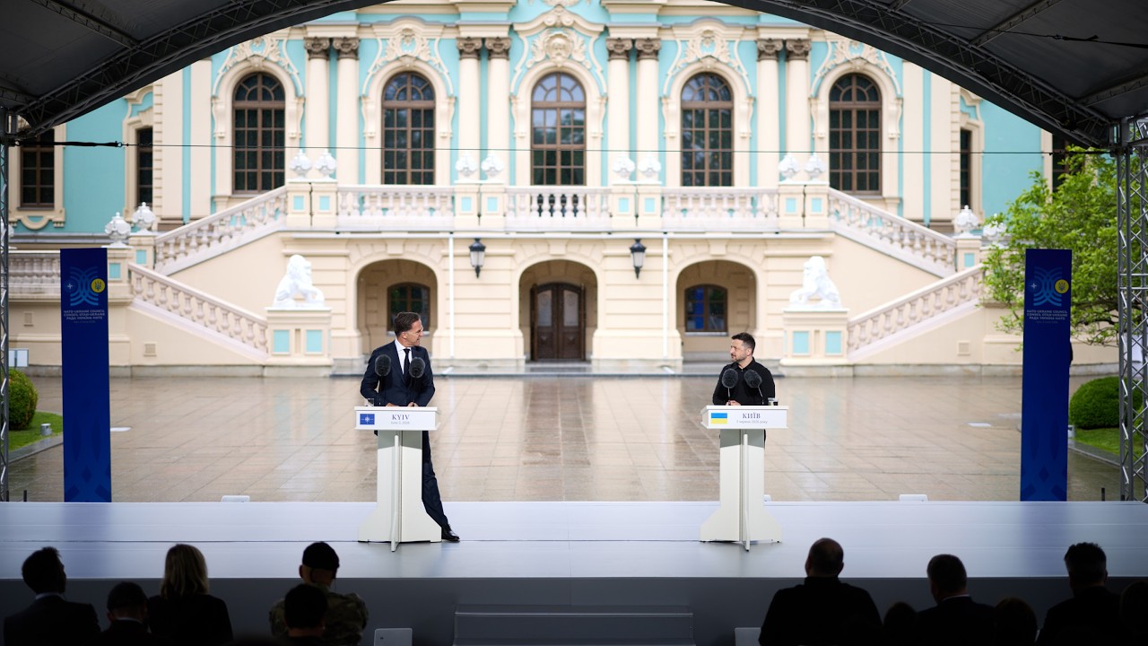 Фото для новини:Спілкування Володимира Зеленського і Марка Рютте з медіа після засідання Ради Україна – НАТО в Києві
