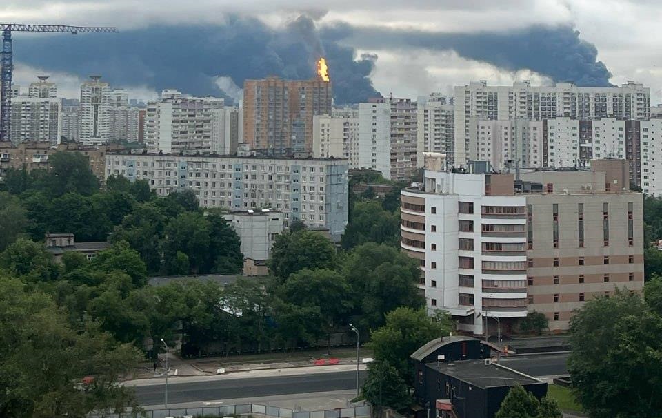 Фото для новини:Москву і Ростовщину атакували дрони: спалахнув НПЗ