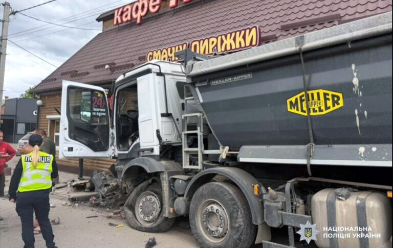 Фото для новини:На Хмельниччині вантажівка протаранила автівки і влетіла у кафе