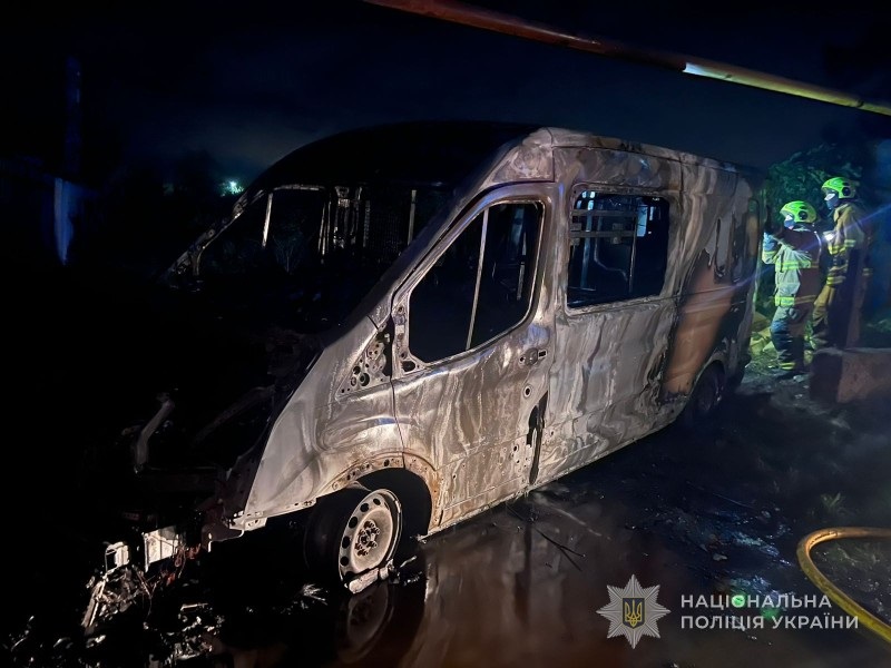 Фото для новини:На Одещині дезертир підпалив мікроавтобус військового