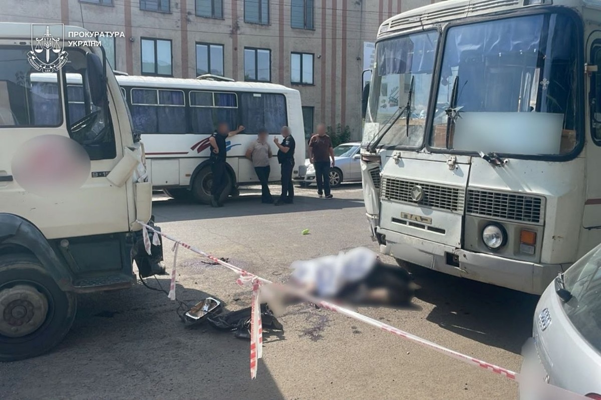 Фото для новини:На Закарпатті вантажівка в&rsquo;їхала у людей, які виходили з автобуса