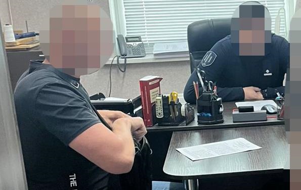 Фото для новини:Начальник РТЦК "забув" про авто за 2,3 млн у декларації
