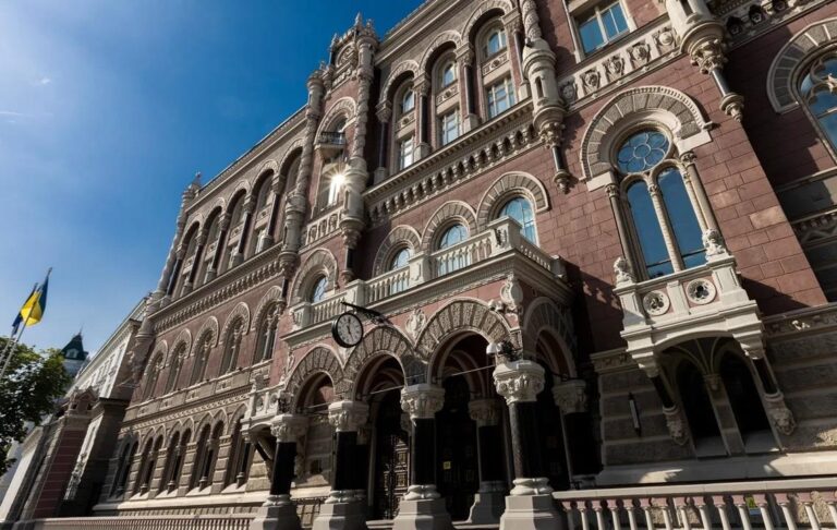 Фото для новини:НБУ продав максимальний обсяг доларів з березня