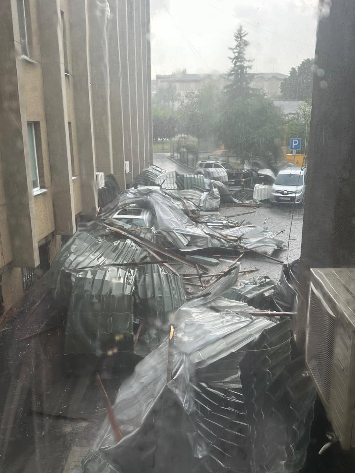 Фото для новини:Негода у Львові: повалені дерева, пошкоджена адмінбудівля, зупинені трамваї