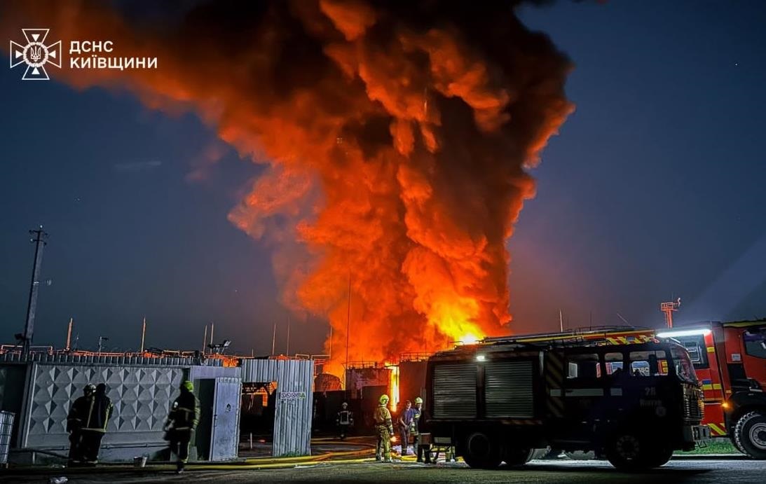 Фото для новини:Нічна атака: на Київщині сталася масштабна пожежа