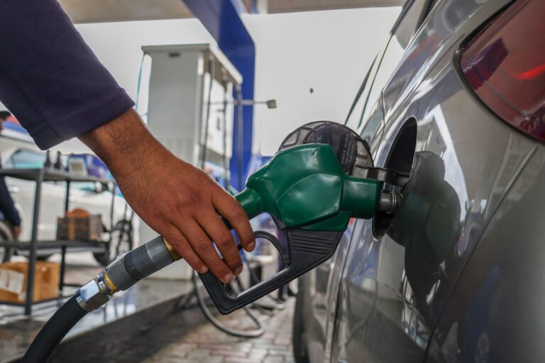 Фото для новини:Обмеження на продаж бензину охопили 15 регіонів РФ і окуповані території