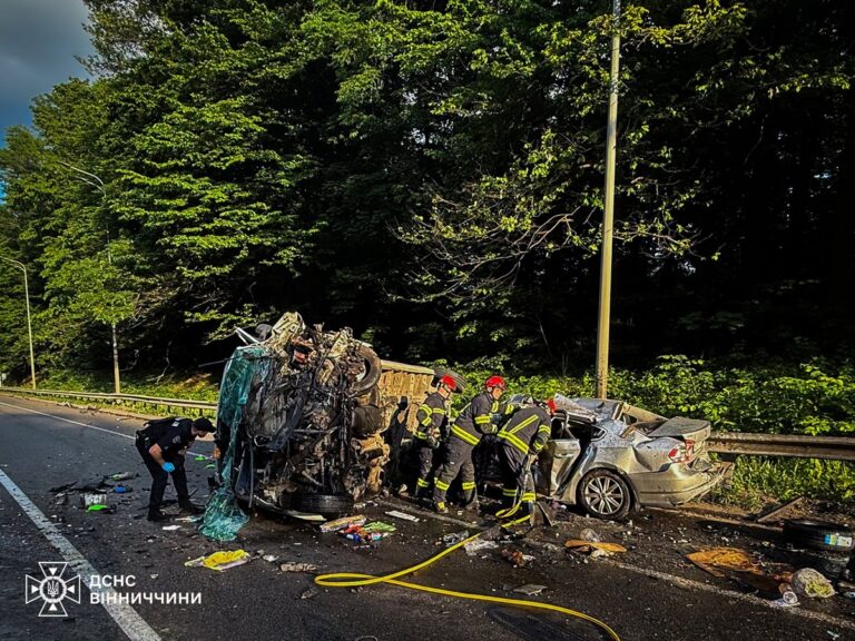 Фото для новини:Під Вінницею зіткнулися три легковики й вантажівка