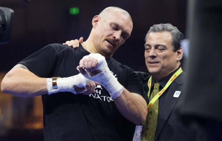Фото для новини:Президент WBC подумав, що замість Усика від титулів відмовився ШІ