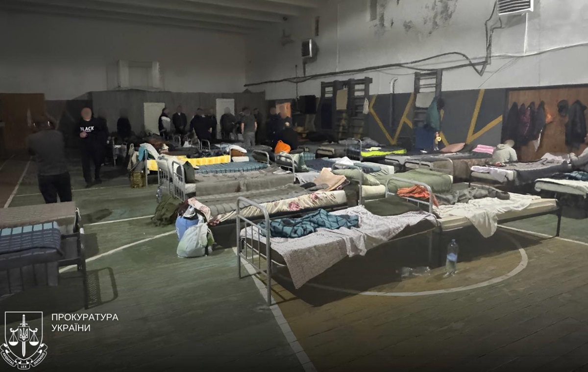 Фото для новини:Приковували людей кайданками в ТЦК: ужгородські військкоми отримали підозру