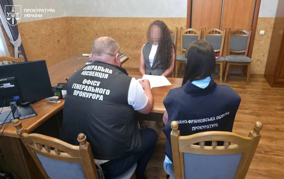 Фото для новини:Прокурор з Франківщини за 1000 доларів "допомагала" чоловіку отримати бронь