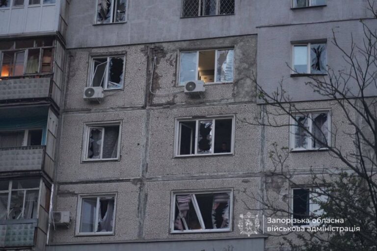 Фото для новини:РФ атакувала багатоповерхівку у Запоріжжі: 10 поранених