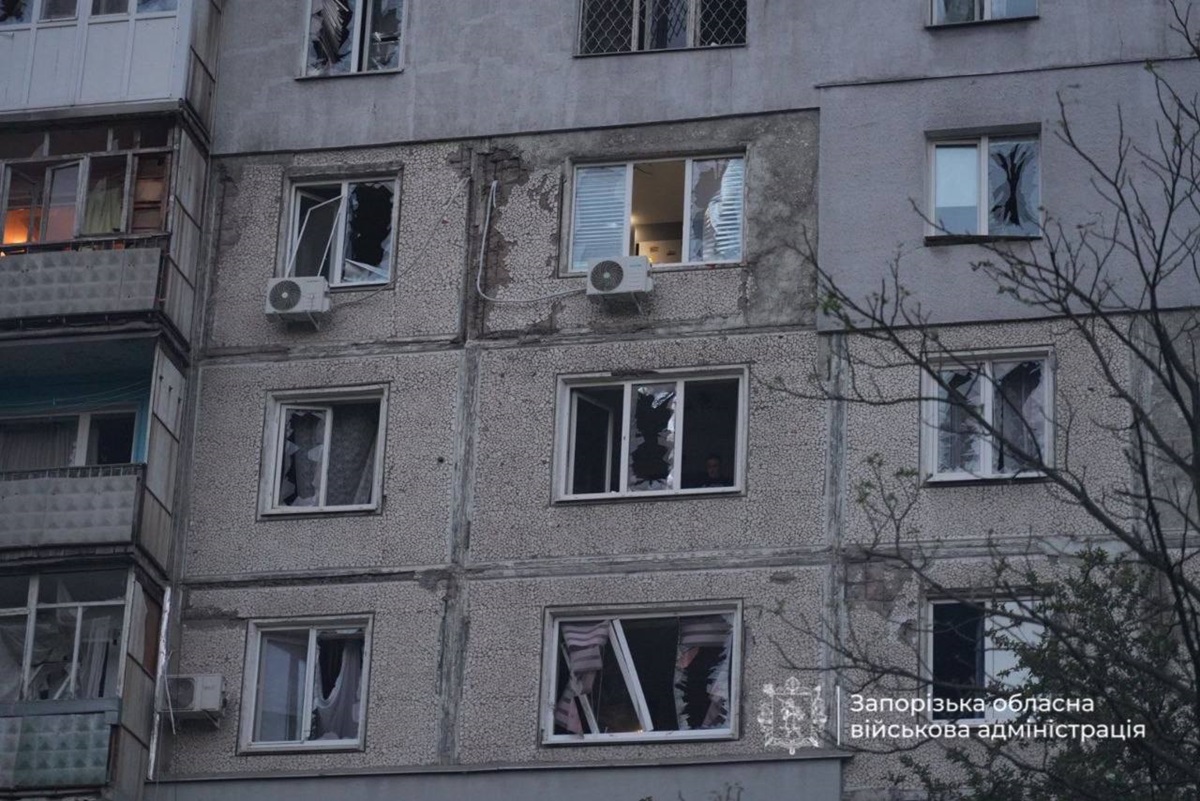 Фото для новини:РФ атакувала багатоповерхівку у Запоріжжі: 10 поранених
