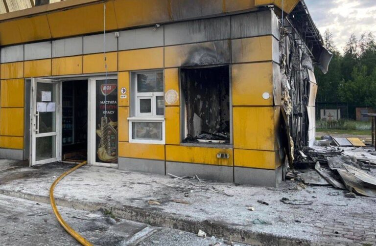 Фото для новини:РФ вдарила по трьох АЗС на Чернігівщині
