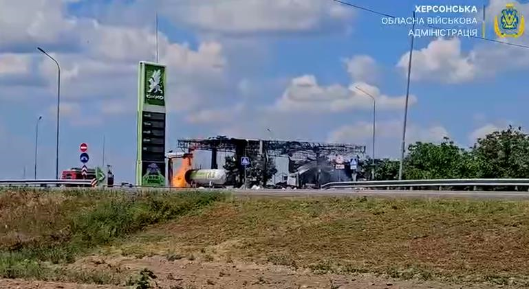 Фото для новини:Росіяни атакували АЗС на Херсонщині, є загибла