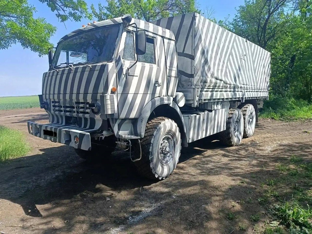 Фото для новини:Росіяни почали фарбувати техніку "під зебру"