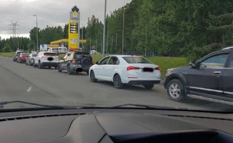 Фото для новини:Росіяни почали помирати в чергах за бензином