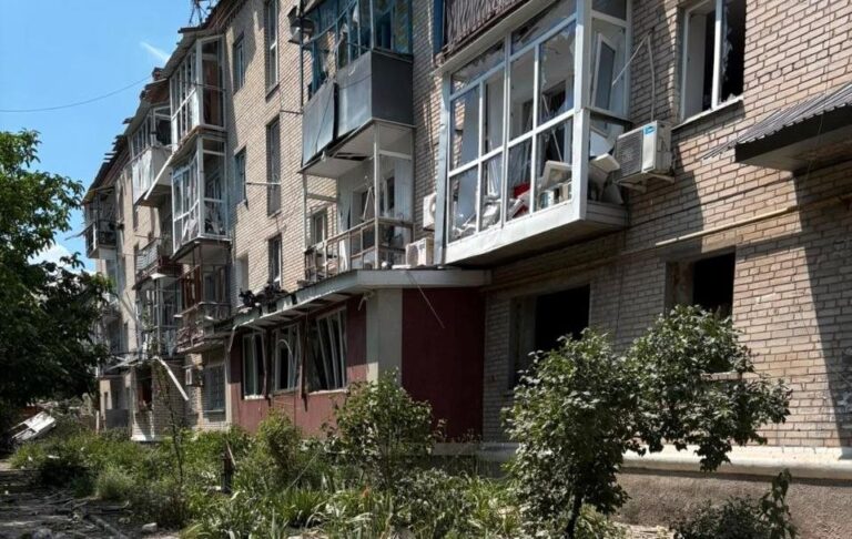 Фото для новини:Росіяни скинули три авіабомби на Слов'янськ: семеро поранених