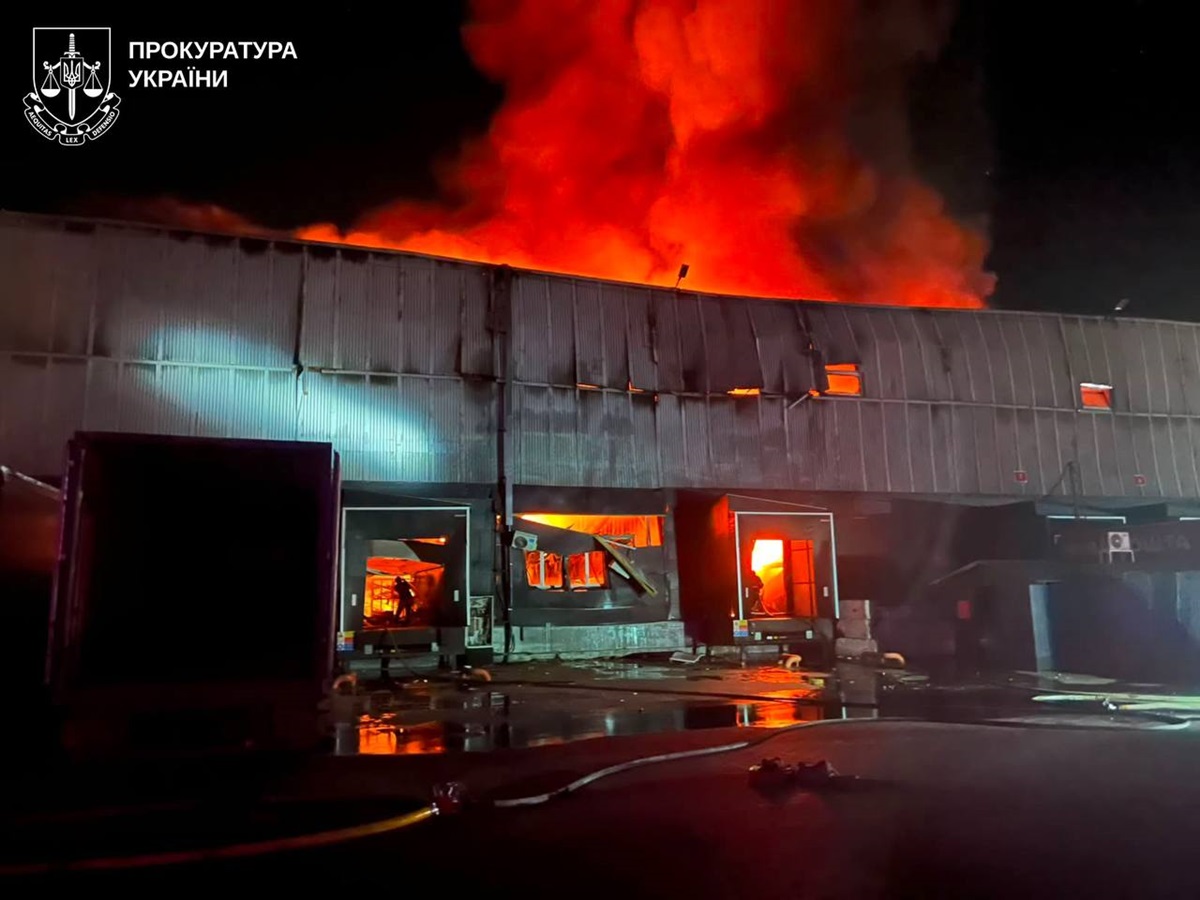 Фото для новини:Росіяни вдарили по елеватору у Великому Бурлуку, є поранені