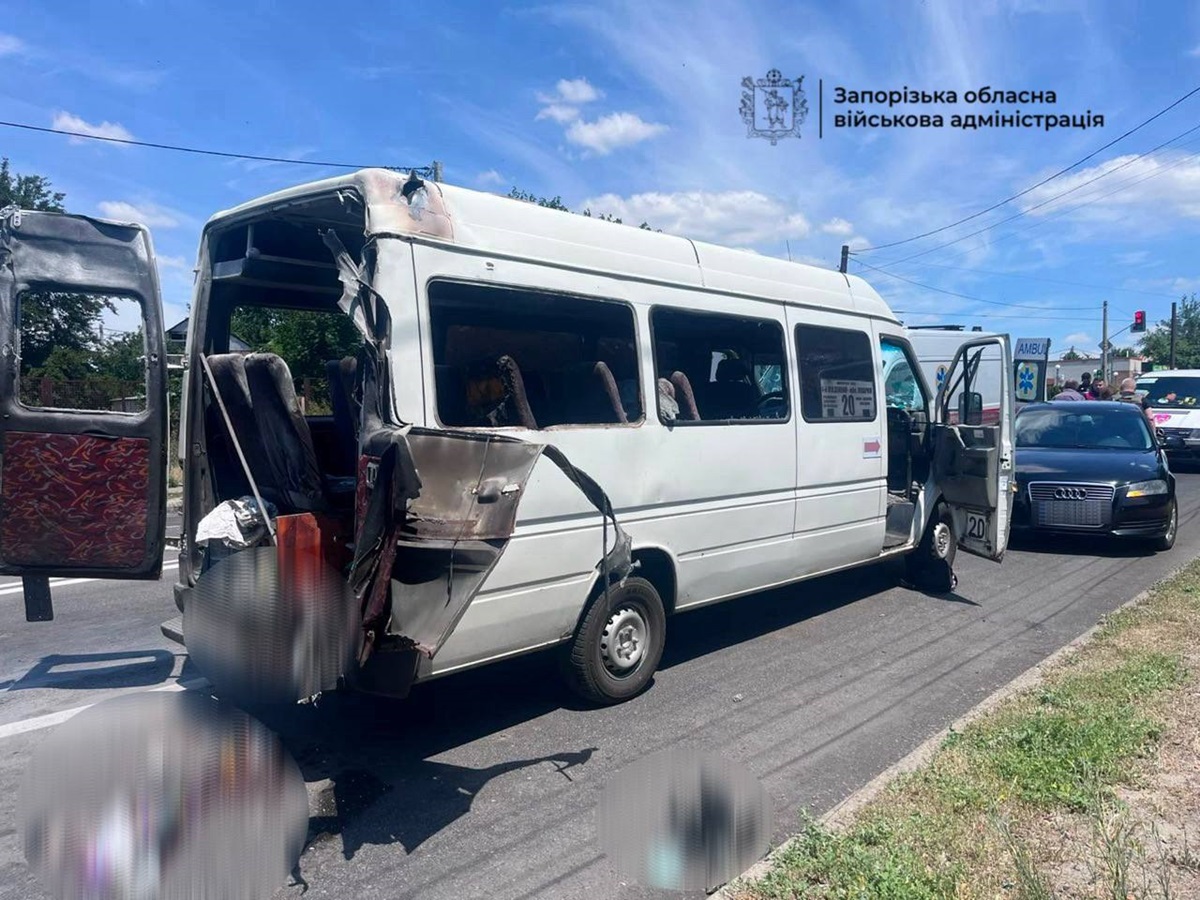 Фото для новини:Росіяни вдарили по маршрутці у Запоріжжі, є жертви