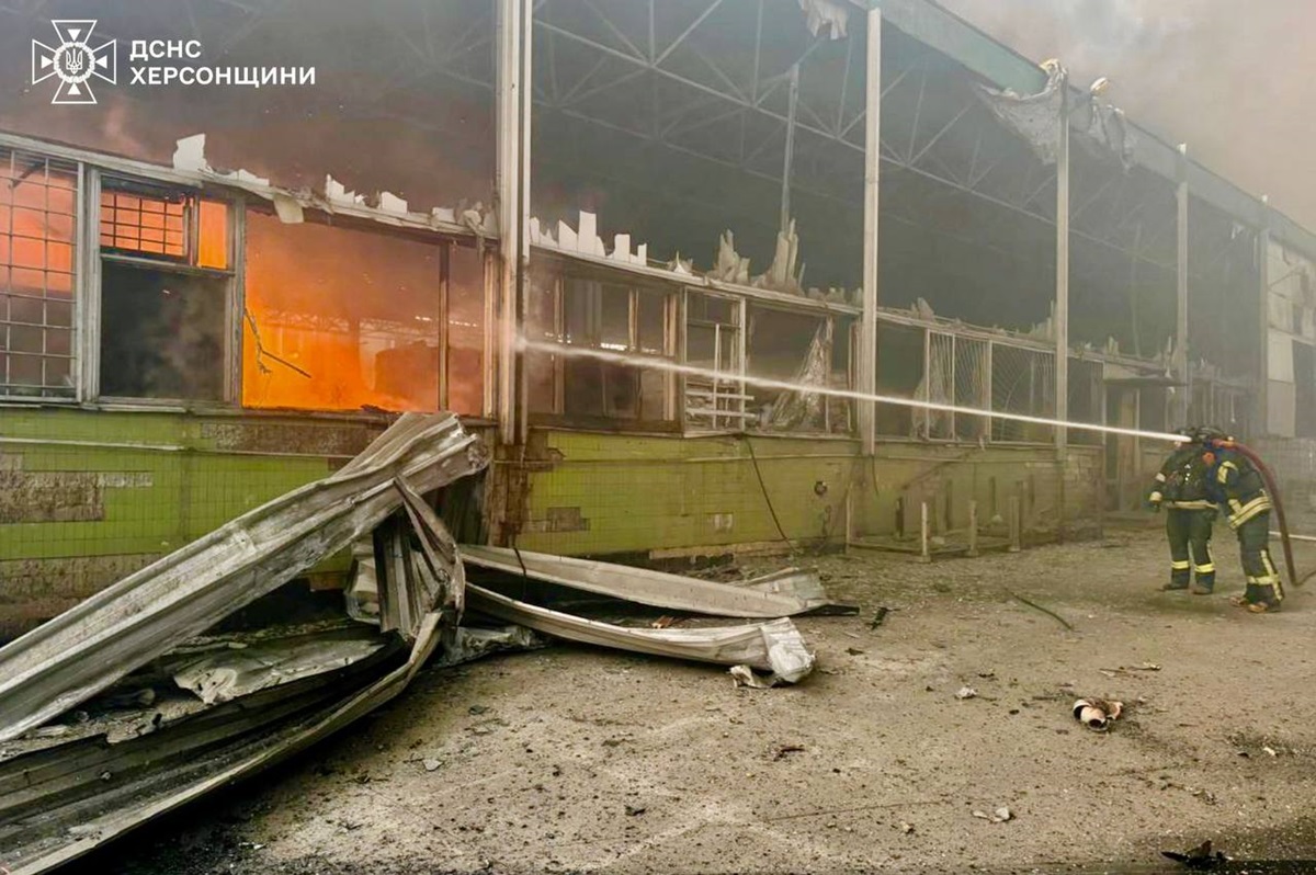 Фото для новини:Росіяни вдарили по підприємству в Херсоні