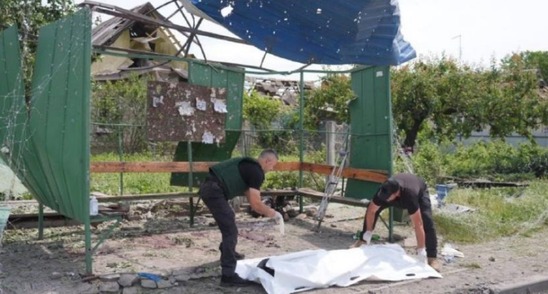 Фото для новини:Росіяни влучили поруч з зупинкою на Запоріжжі, троє загиблих