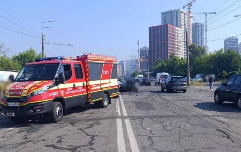 Фото для новини:Смертельна ДТП в Києві на Виноградарі: рух ускладнений в обох напрямках