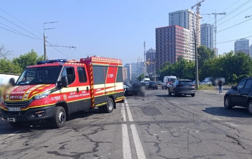 Фото для новини:Смертельна ДТП в Києві на Виноградарі: рух ускладнений в обох напрямках