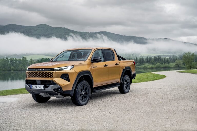 Фото для новини:Сучасний, могутній, зручний:в Україну прибуває новий Toyota Hilux
