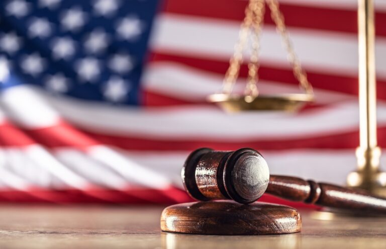 Фото для новини:Суд у США заблокував збір Трампа на візи