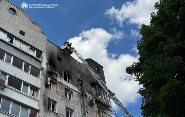 Фото для новини:У Дніпрі новий "приліт" в будинок, поранено дітей