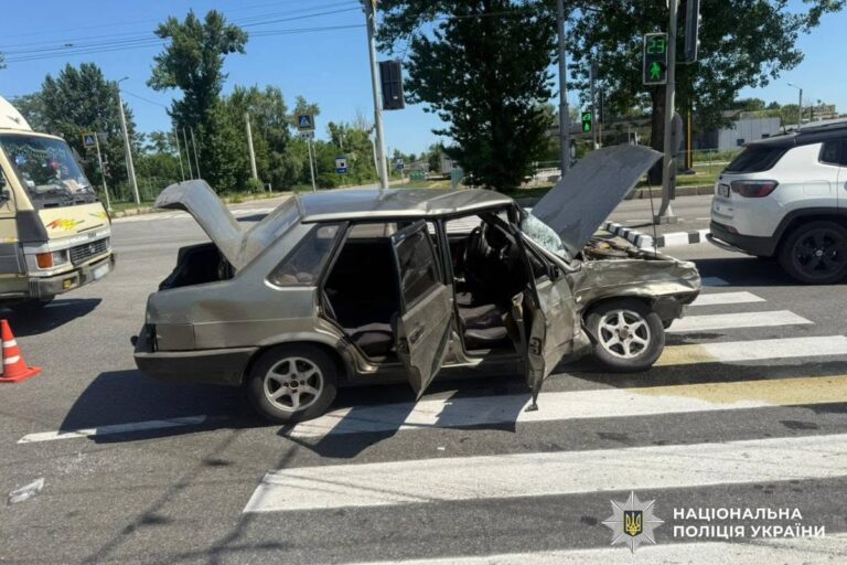 Фото для новини:У ДТП в Харкові постраждали шестеро людей, серед них троє дітей