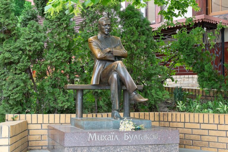 Фото для новини:У Києві демонтували памʼятник Булгакову