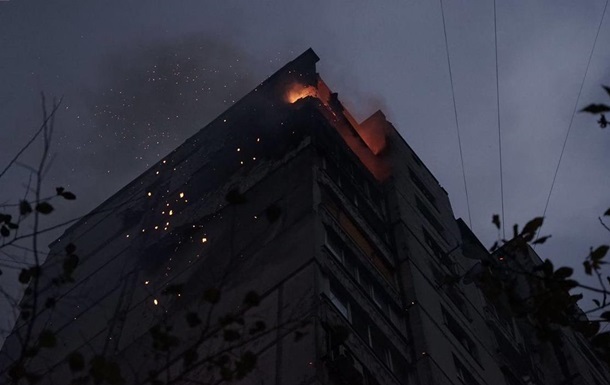 Фото для новини:У Києві палають багатоповерхівки і собор в Лаврі